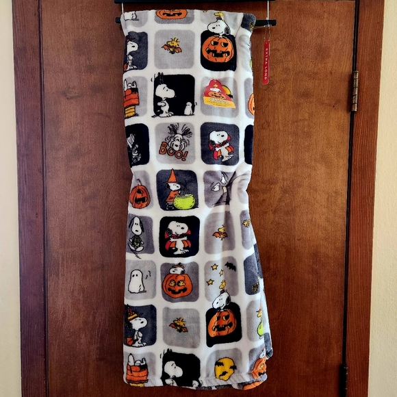 NEW Super Soft Snoopy Blanket Peanuts Woodstock Costumes Squares Throw - Picture 3 of 8